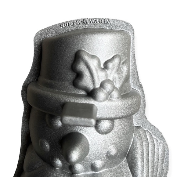 NWOB Nordic Ware Snowman Baking Pan Cast Aluminum Christmas Holiday Mold Cake - Picture 7 of 10